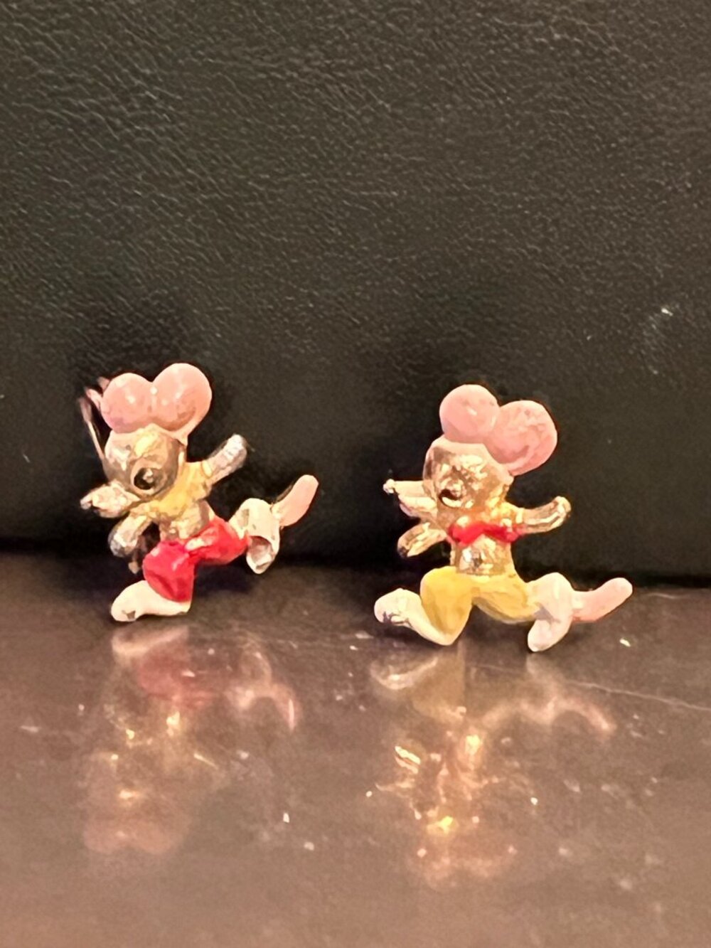 2 Vintage Miniature Goldtone Enamel Pied Piper Mice Pin Brooch (111)